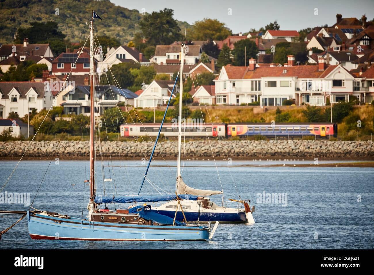 Conwy North Wales Marina dans la rivière Conwy en direction de Deganwy et de la ligne de chemin de fer en direction de Llandudno Banque D'Images