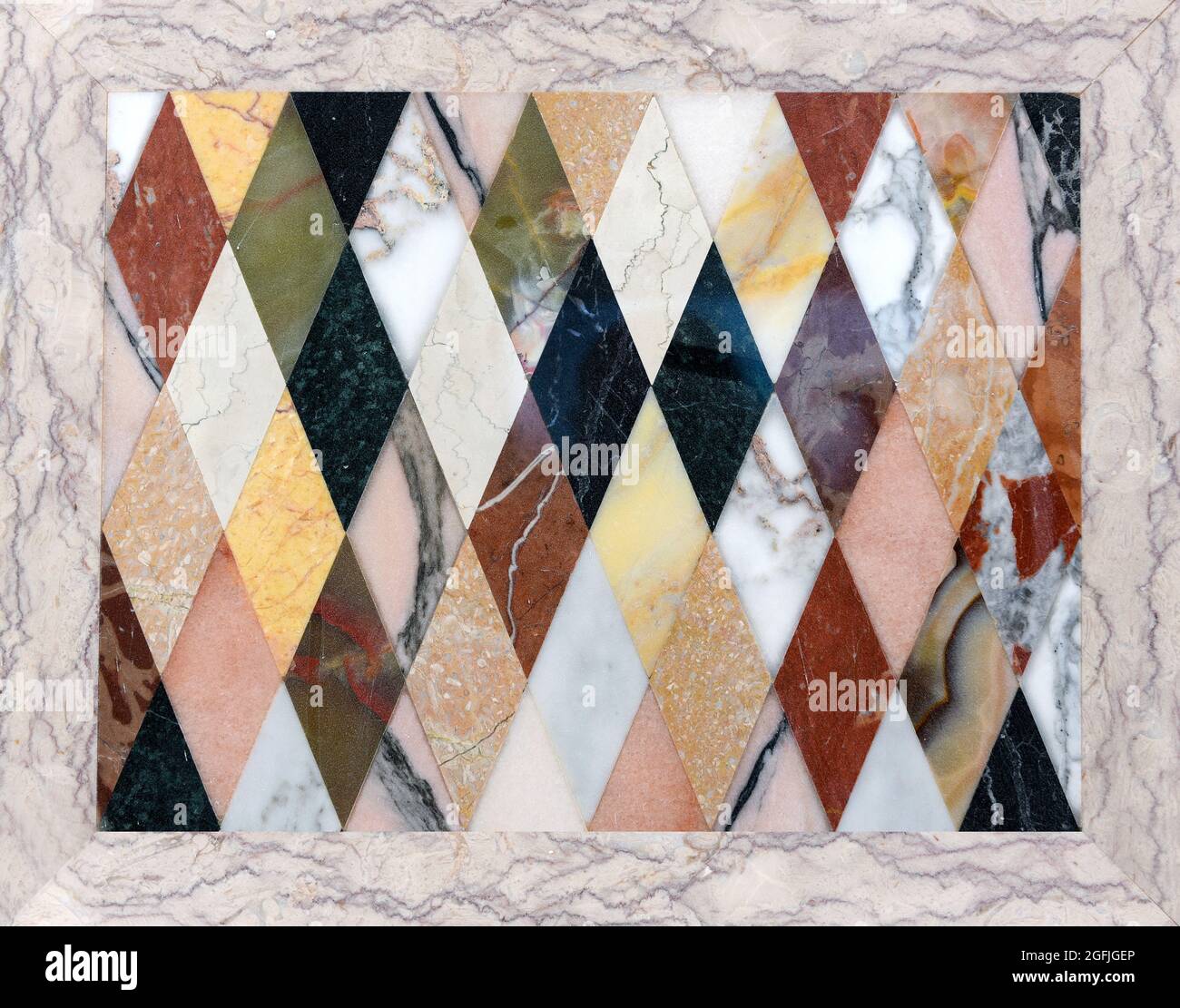 Mosaïque colorée de différents types de marbre italien dans un motif géométrique répété de diamants montrant les textures des pierres Banque D'Images