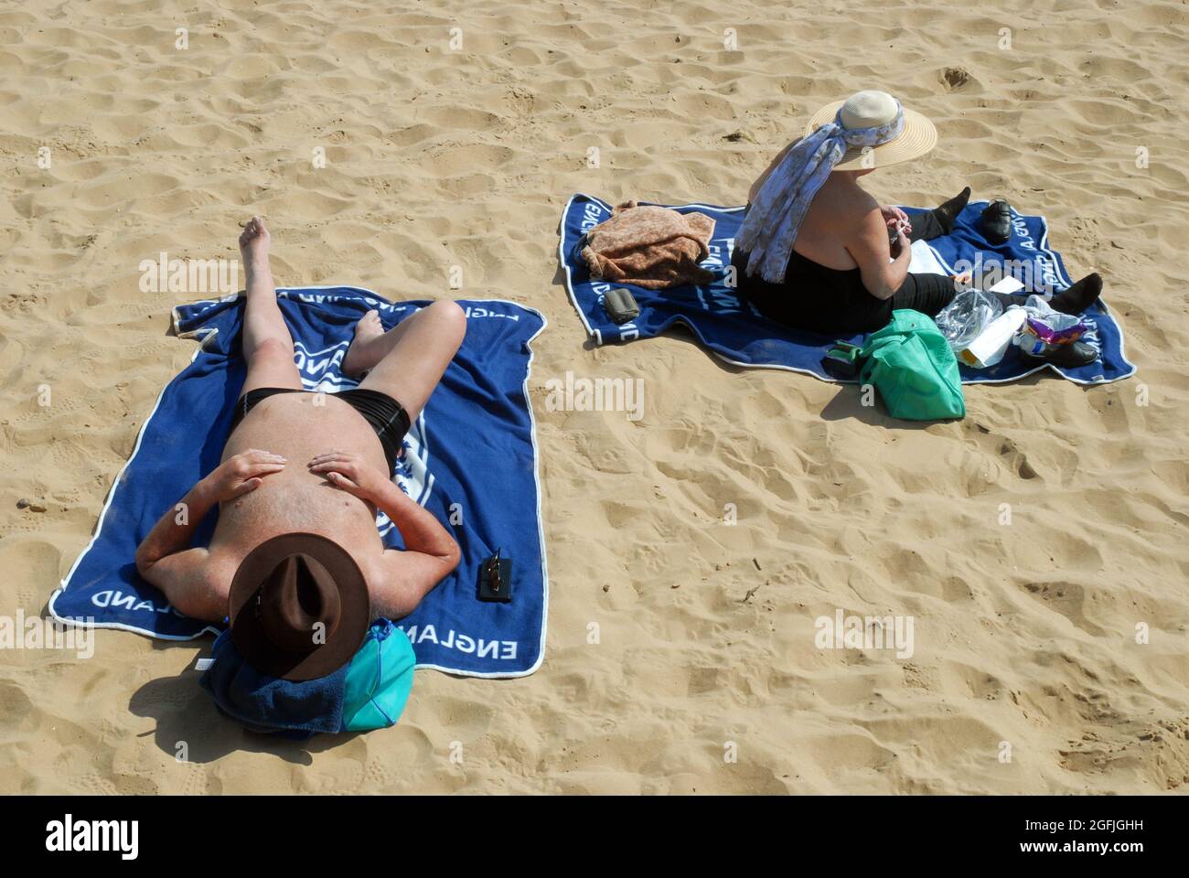 Vieux couple situé sur la plage, Cleethorpes, North East Lincolnshire, Angleterre. Banque D'Images