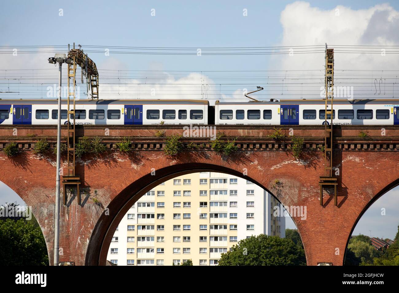 Stockport repère viaduc en brique Northern British Rail classe 323 Banque D'Images