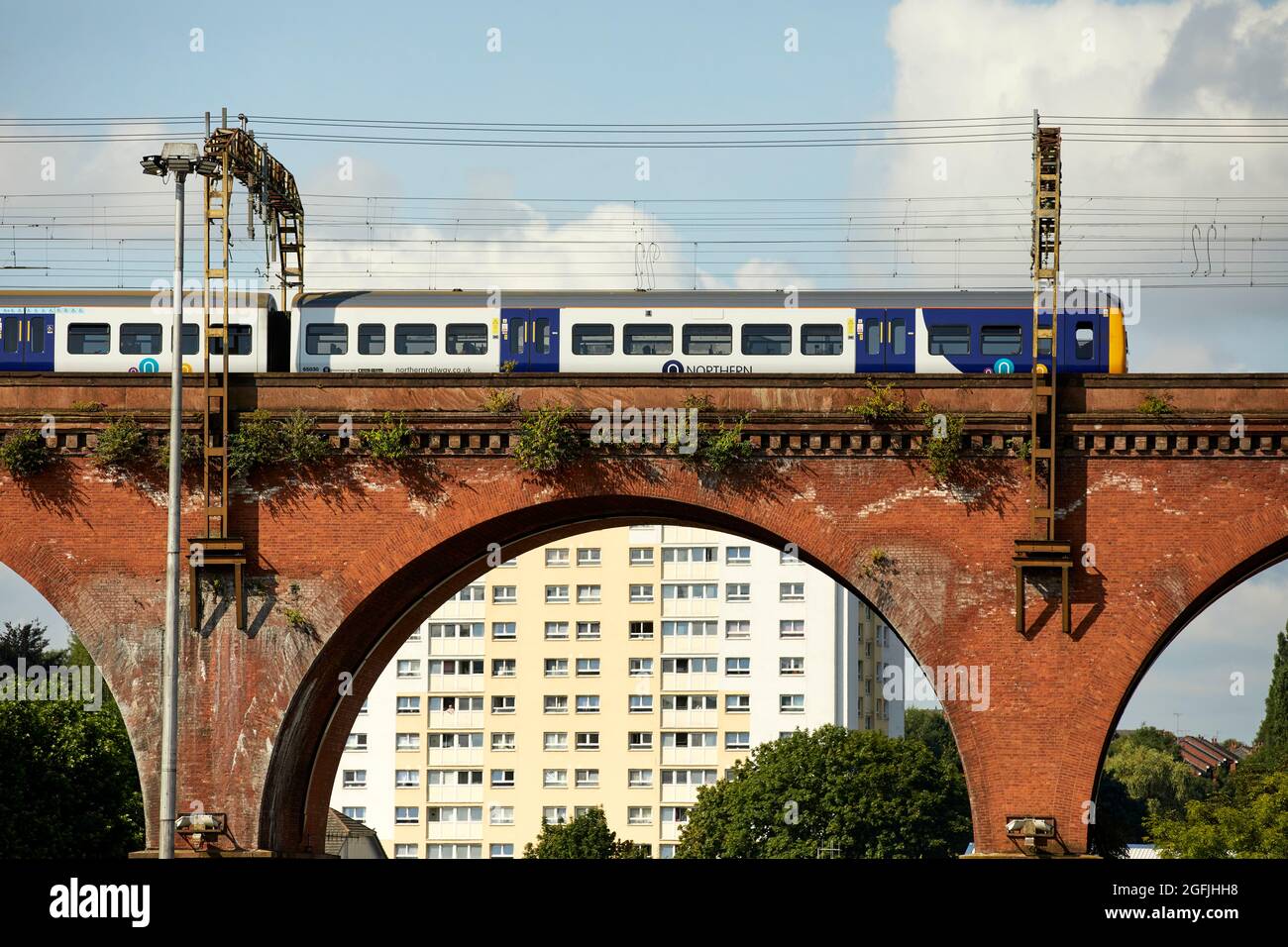 Stockport repère viaduc en brique Northern British Rail classe 323 Banque D'Images