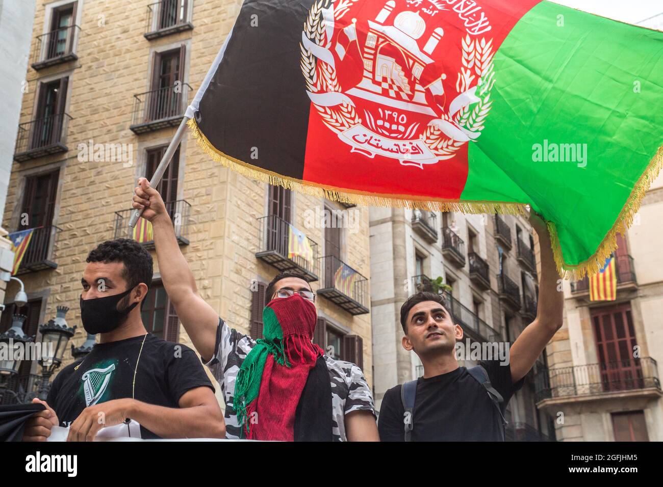 Barcelone, Espagne. Août 25 2021 : le manifestant est vu avec un drapeau afghan devant la Generalitat de Catalunya. L'association afghane de Barcelone a manifesté devant la Generalitat de Catalogne pour demander au gouvernement la protection et l'évacuation de leurs familles qui sont restées en Afghanistan. Crédit : DAX Images/Alamy Live News Banque D'Images