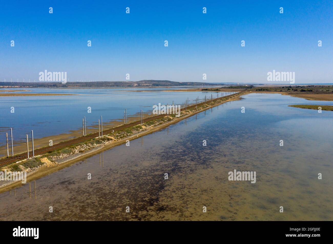Voies ferrées audessus de l'étang de la Palme, train local TER, entre