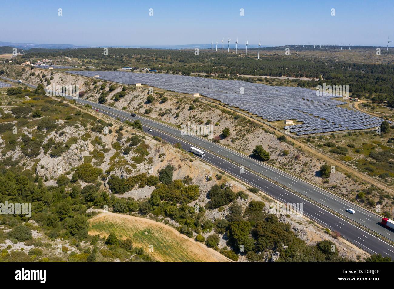 Roquefort des Corbières (sud de la France) : vue aérienne des centrales solaires de Pla de la Roque et de la Calade entre Roquefort des Corbières et Banque D'Images