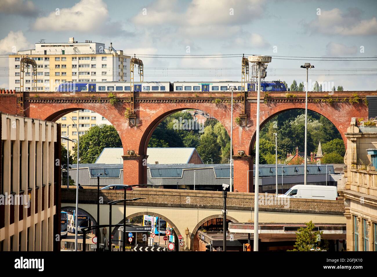 Stockport Wellington Road et le viaduc en briques Landmark avec les trains du Nord de classe 195/0 Banque D'Images