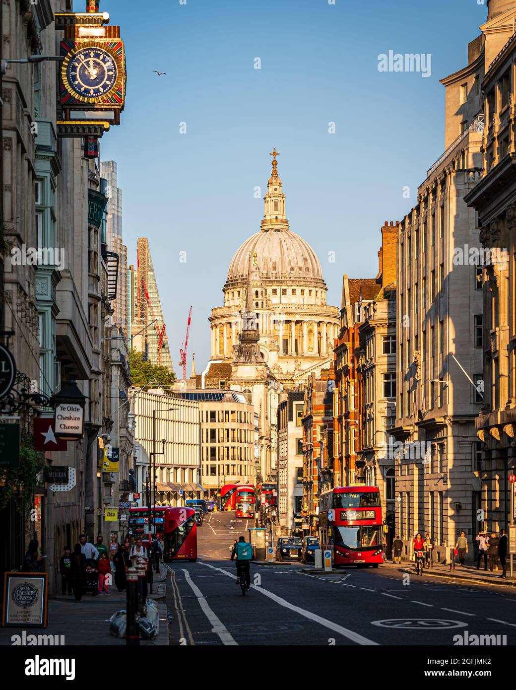 Vue sur la cathédrale St Pauls depuis Fleet Street, Londres Banque D'Images