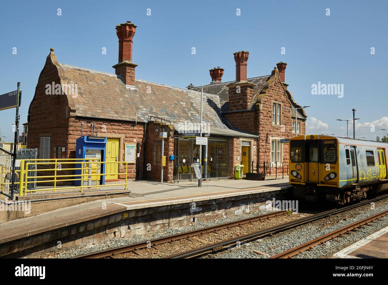 Gare de Ellesmere Port Cheshire, troisième train Merseyrail Wirral Line Banque D'Images