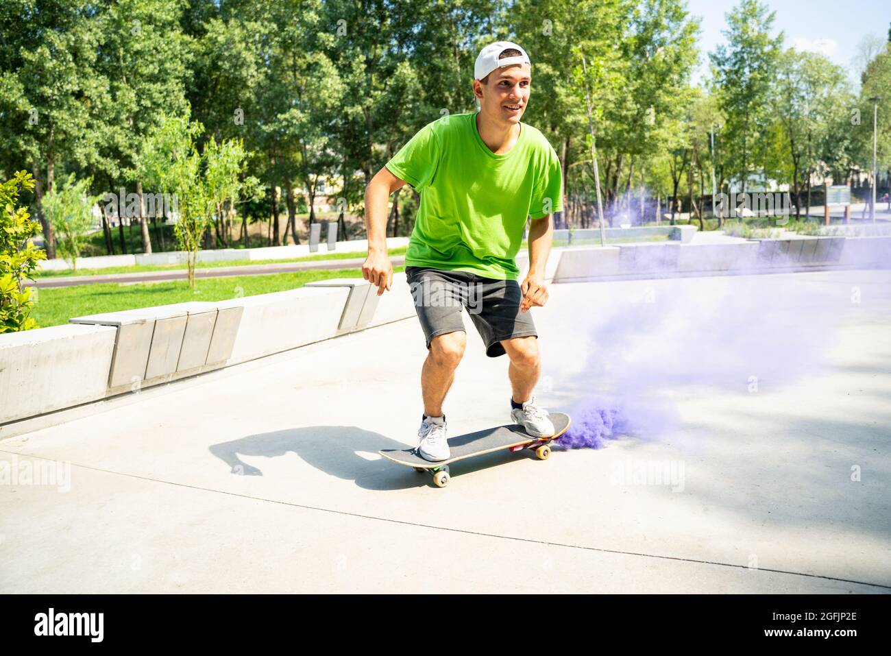 patineurs avec des bombes de fumée colorées. Skateboarders professionnels qui s'amusent au skate Park Banque D'Images