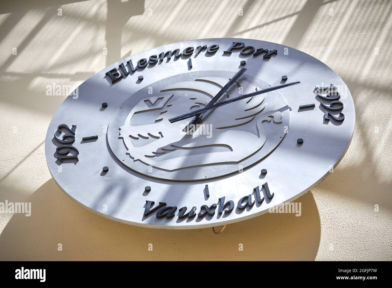 Ellesmere Port, le centre commercial Port Arcades Centre commercial Vauxhall Motors horloge Banque D'Images
