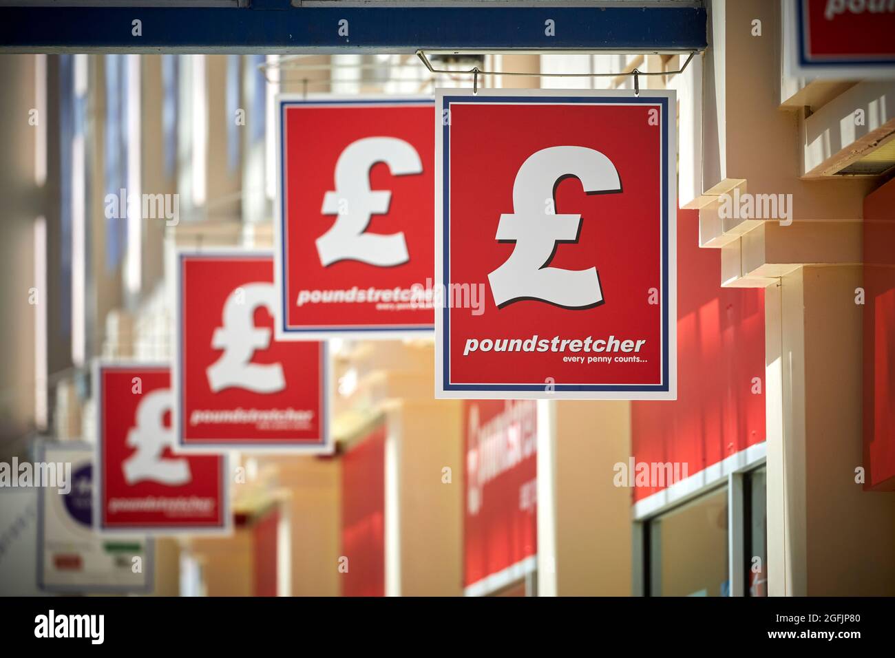 Ellesmere Port, le centre commercial Port Arcades Centre commercial Poundbrancher signes Banque D'Images