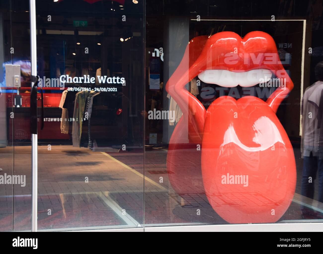 Londres, Royaume-Uni. 25 août 2021. Un ruban noir est attaché à la porte à côté d'un hommage Charlie Watts au magasin Rolling Stones de Carnaby Street. Le légendaire batteur est décédé le 24 août 2021, à l'âge de 80 ans. Banque D'Images