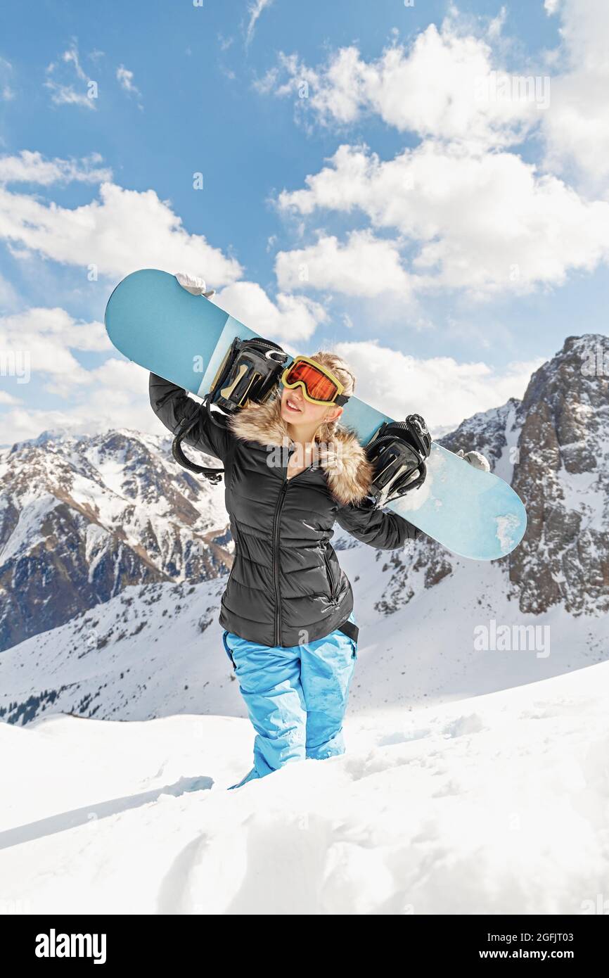 Femme Brune Positive Tenant Un Snowboard Sur Son épaule Dans Un