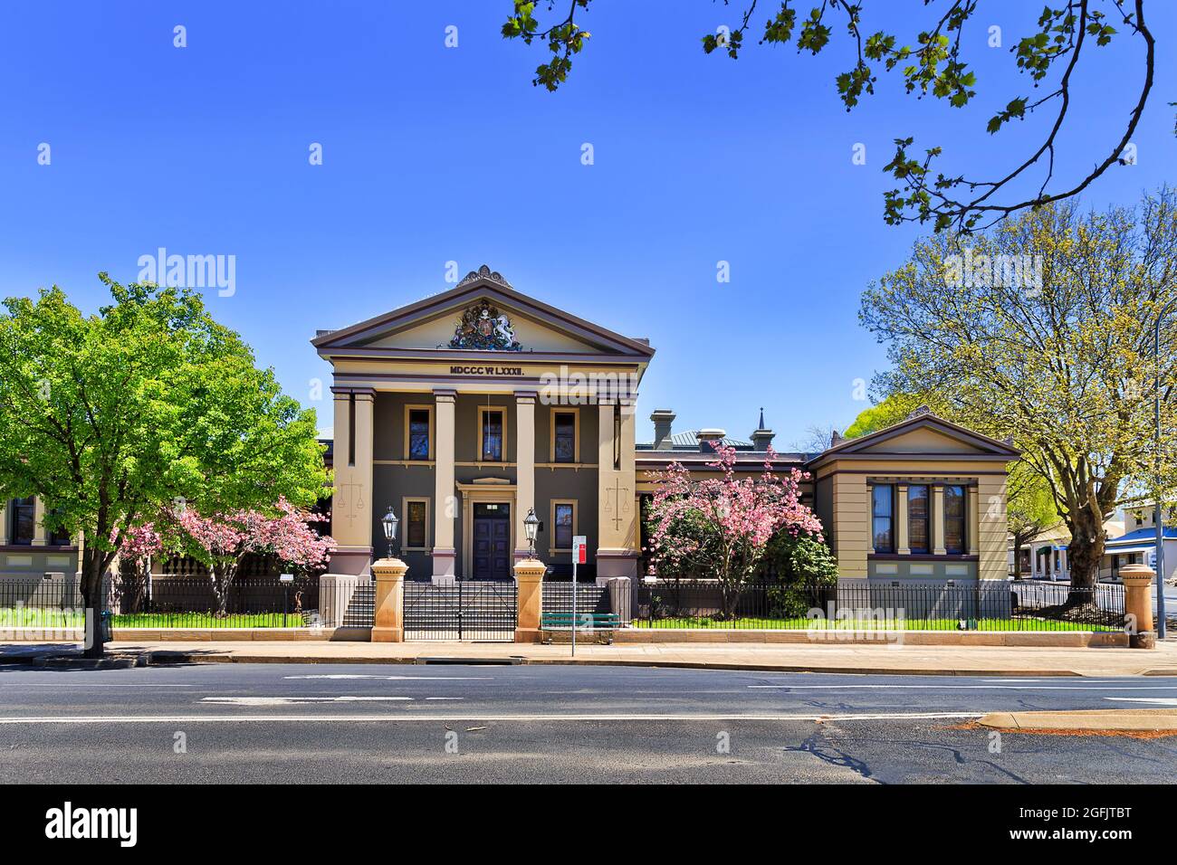 Bâtiment historique classique du palais de justice dans la ville rurale régionale Orange de la région du Centre-Ouest australien, le jour du printemps. Banque D'Images