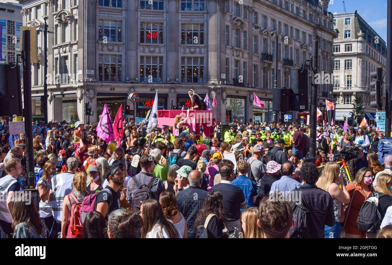 Londres, Royaume-Uni. 25 août 2021. Extinction les manifestants de la rébellion ont bloqué Oxford Circus et Oxford Street le troisième jour complet de leur campagne de deux semaines, Impossible Rebellion, appelant le gouvernement britannique à agir de manière significative sur la crise climatique et écologique. Banque D'Images