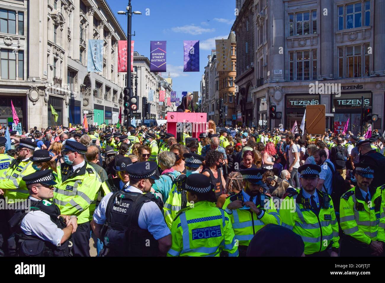 Londres, Royaume-Uni. 25 août 2021. Extinction les manifestants de la rébellion ont bloqué Oxford Circus et Oxford Street le troisième jour complet de leur campagne de deux semaines, Impossible Rebellion, appelant le gouvernement britannique à agir de manière significative sur la crise climatique et écologique. Banque D'Images
