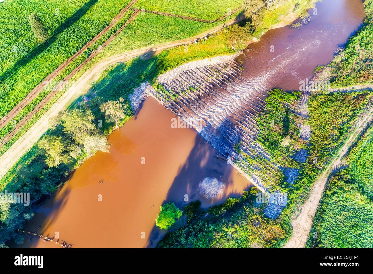 Weir de pêche traversant la rivière Macquarie dans la ville de Dubbo, dans les plaines australiennes de l'Ouest - vue aérienne de dessus en bas. Banque D'Images