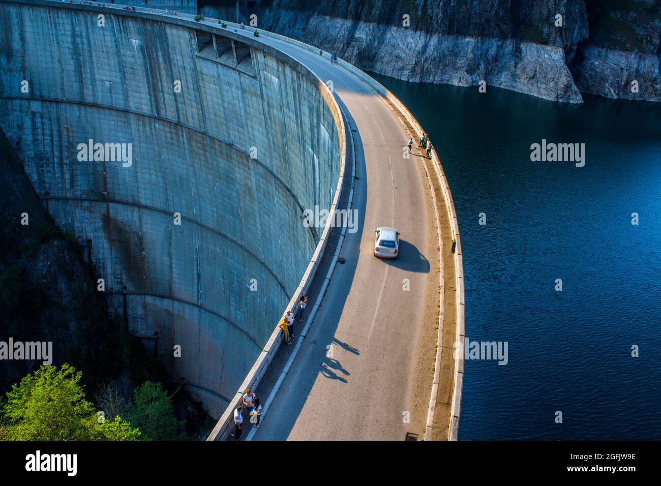 Barrage placé sur la rivière Arges en Roumanie, formant le lac Vidraru. Banque D'Images