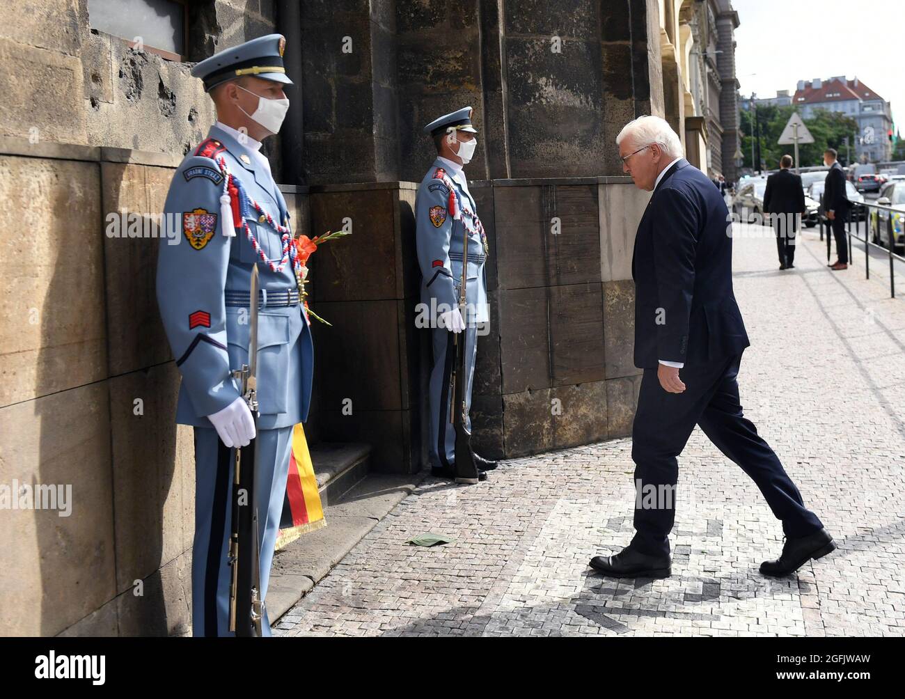 Prague, République tchèque. 26 août 2021. Le président allemand Frank-Walter Steinmeier est le premier président allemand à avoir rendu hommage aux paroliers tchécoslovaques morts lors de la lutte contre les nazis après une attaque fatale contre Heydrich dans la principale église orthodoxe des terres tchèques et mémorial de l'opération anthropoïde dans la rue de Resslova, Prague, République tchèque, le 26 août 2021. Credit: Michaela Rihova/CTK photo/Alay Live News Banque D'Images