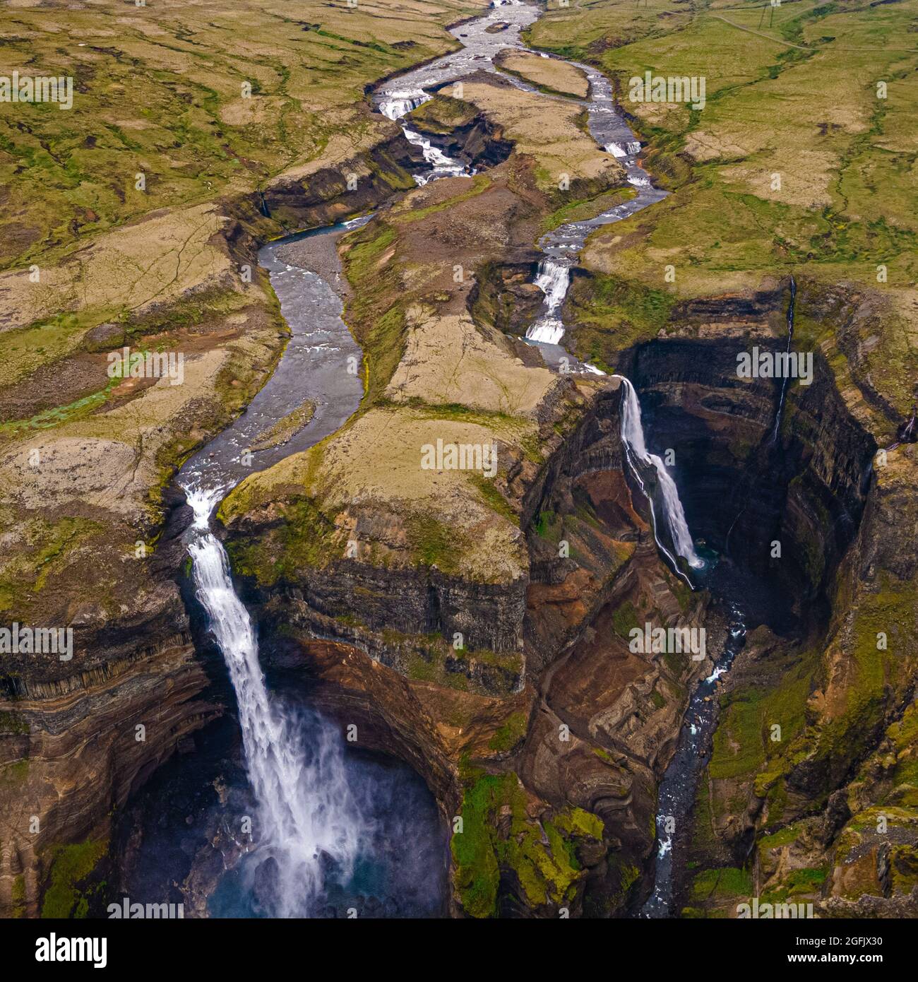 Háifoss mesure 122 mètres (400 pieds), ce qui signifie que les seules chutes d'eau plus grandes qu'elle dans le pays sont Morsárfoss (240 mètres, ou 787 pieds) et Glymur ( Banque D'Images