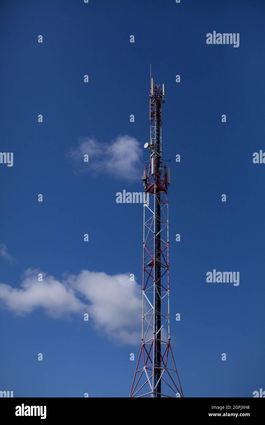 Antenne relais de tour de téléphone cellulaire élevée sur un beau ciel bleu  ensoleillé à Crozon, Bretagne, France Photo Stock - Alamy