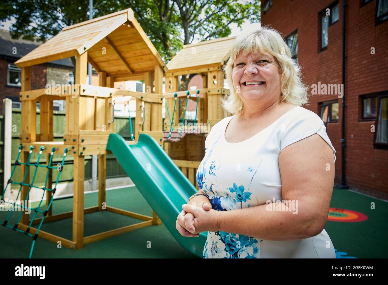 La nouvelle aire de jeu avec Ann Ewens, PDG du Gingerbread Center de Stoke on Trent Banque D'Images