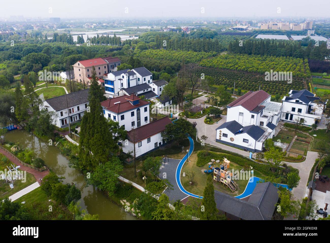 Jiaxing. 26 août 2021. La photo aérienne prise le 26 août 2021 montre une vue sur le village de Xingcheng dans la ville de Haining à Jiaxing, dans la province de Zhejiang en Chine orientale. Jiaxing a intégré ses ressources conformément aux avantages locaux pour créer une belle campagne ces dernières années, qui a favorisé le développement du tourisme et des industries agricoles dans les zones rurales. Credit: Xu Yu/Xinhua/Alay Live News Banque D'Images