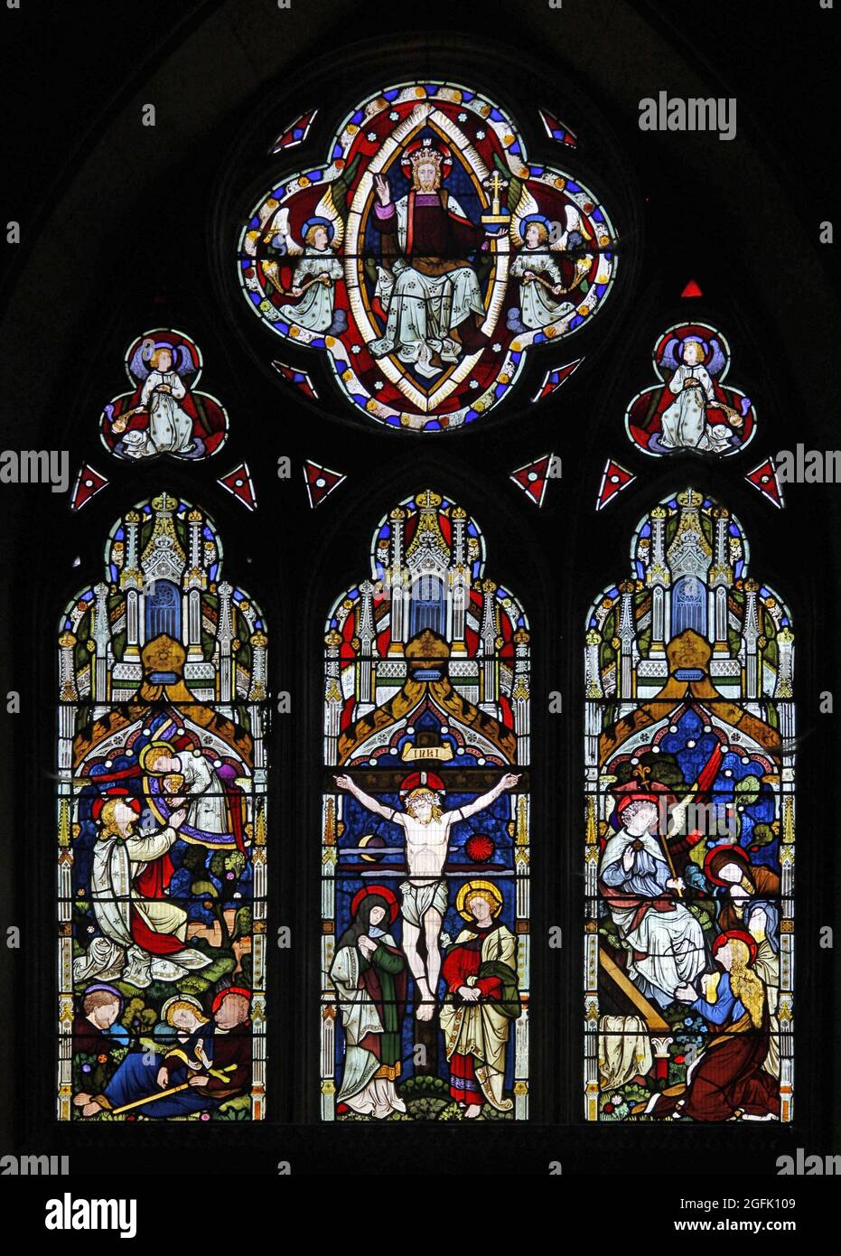 Vitraux de Heaton, Butler & Bayne (artiste F H Sutton) représentant la Crucifixion, Agony in the Garden et Women at the Empty Tomb Banque D'Images
