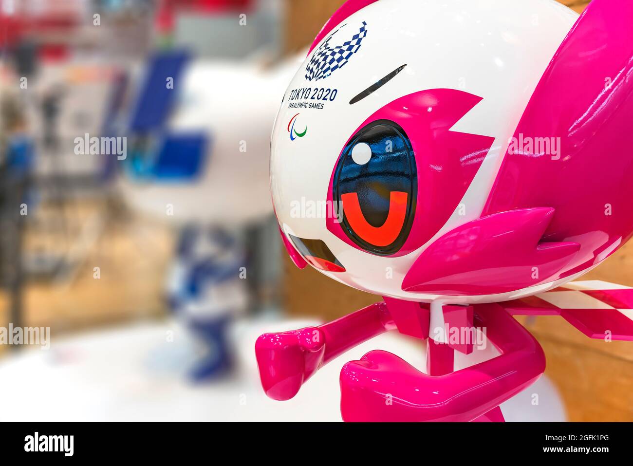tokyo, japon - août 24 2021 : gros plan sur le visage d'une figurine de taille de vie de la mascotte quelque part le jour des Jeux paralympiques d'été de 2020 ouverture ceremo Banque D'Images