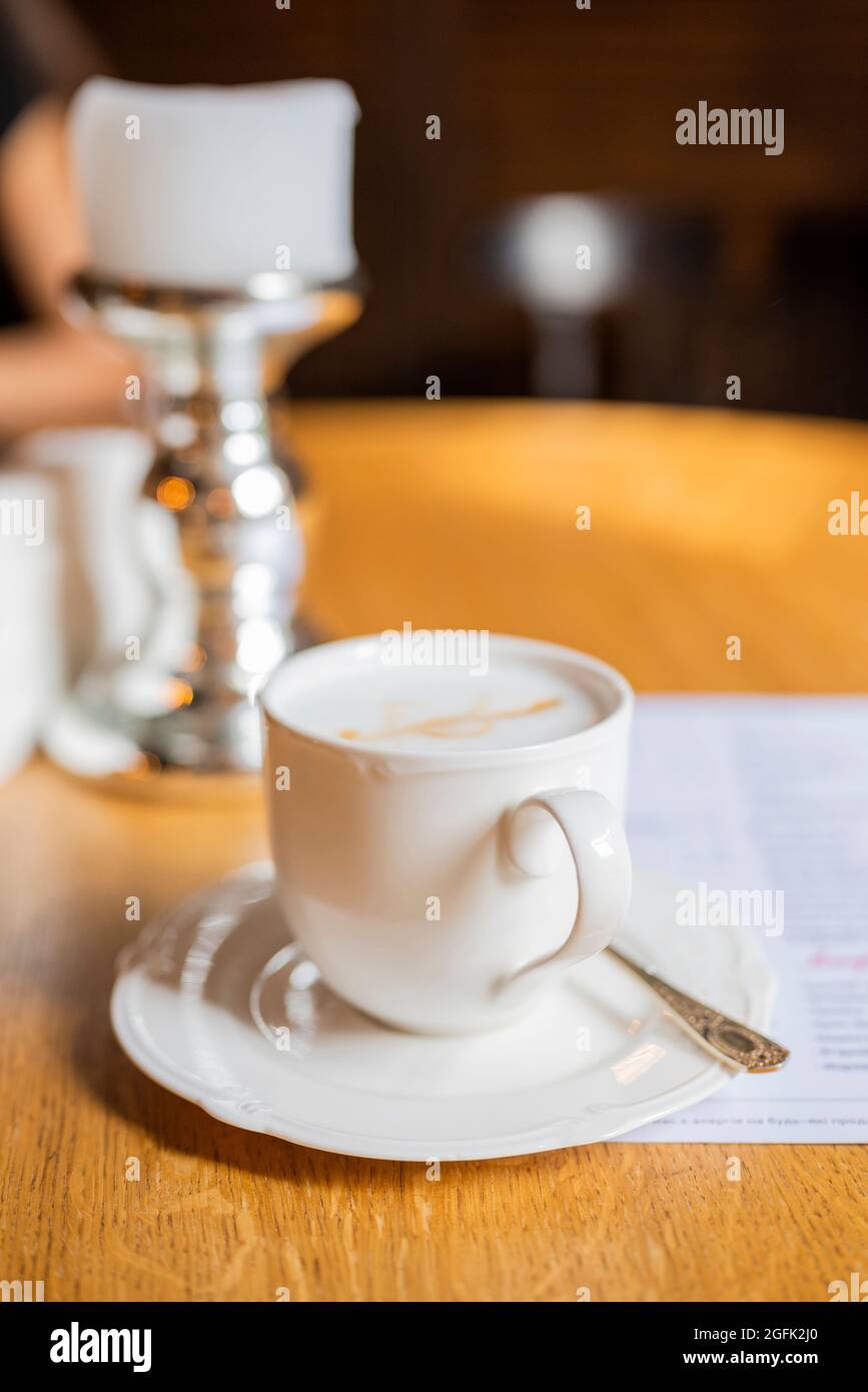 tasse du matin avec cappuccino au restaurant Banque D'Images