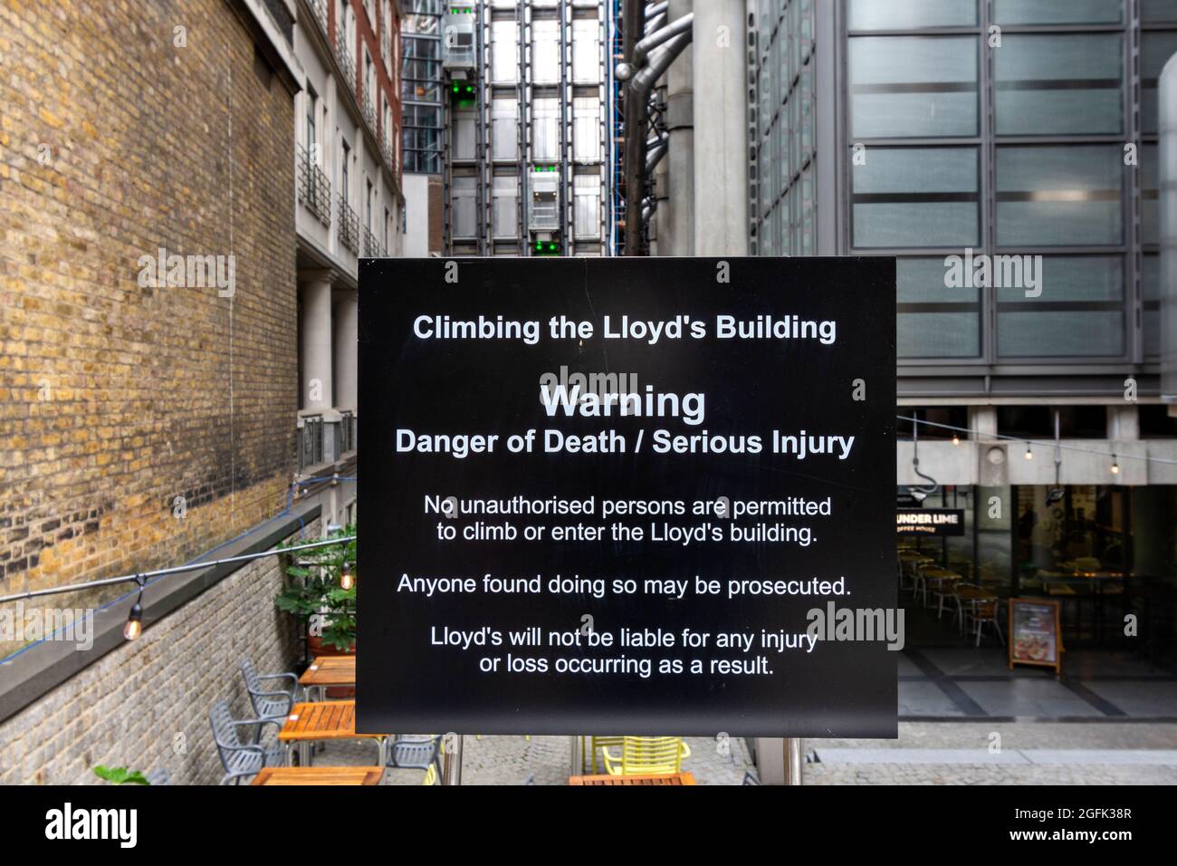 PANNEAU D'AVERTISSEMENT DE LONDON CITY ALDGATE DEVANT LES BÂTIMENTS LLOYD'S OF LONDON À LIME STREET Banque D'Images