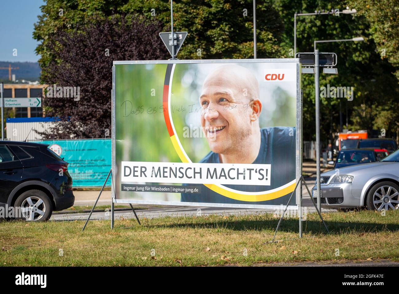 Wiesbaden, Allemagne - 25 août 2021 : panneau d'affichage de la campagne électorale de l'Union allemande Christlich Demokratische (CDU) dans le centre-ville de Wiesbaden, Hessen. L'Union chrétienne-démocrate (CDU) est un parti politique chrétien-démocratique et libéral-conservateur en Allemagne et est dirigé par Armin Laschet. L'Allemagne doit se tenir aux élections fédérales du 26 septembre. Certains usagers de la route en arrière-plan Banque D'Images