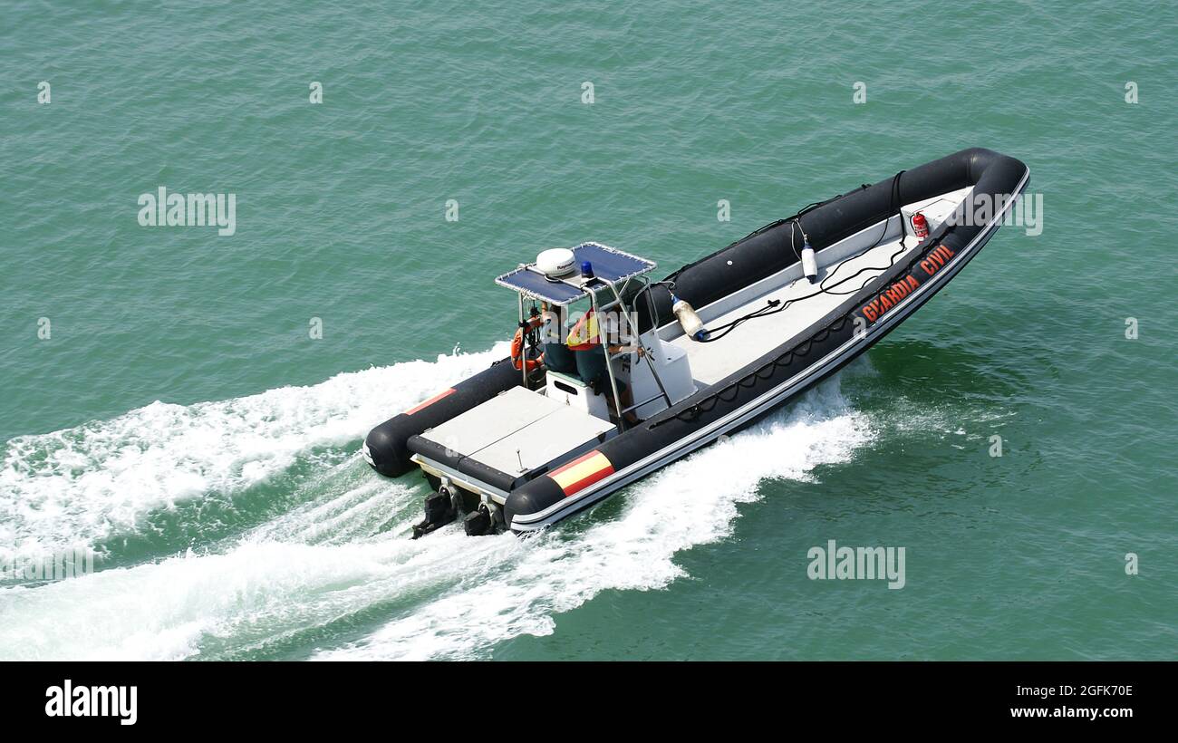Bateau à moteur de la Garde civile dans le port de Barcelone, Catalunya, Espagne, Europe Banque D'Images