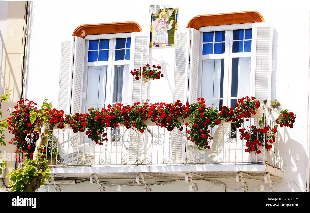 Balcon avec pots de fleurs à Sitges, Barcelone, Catalogne, Espagne, Europe Banque D'Images