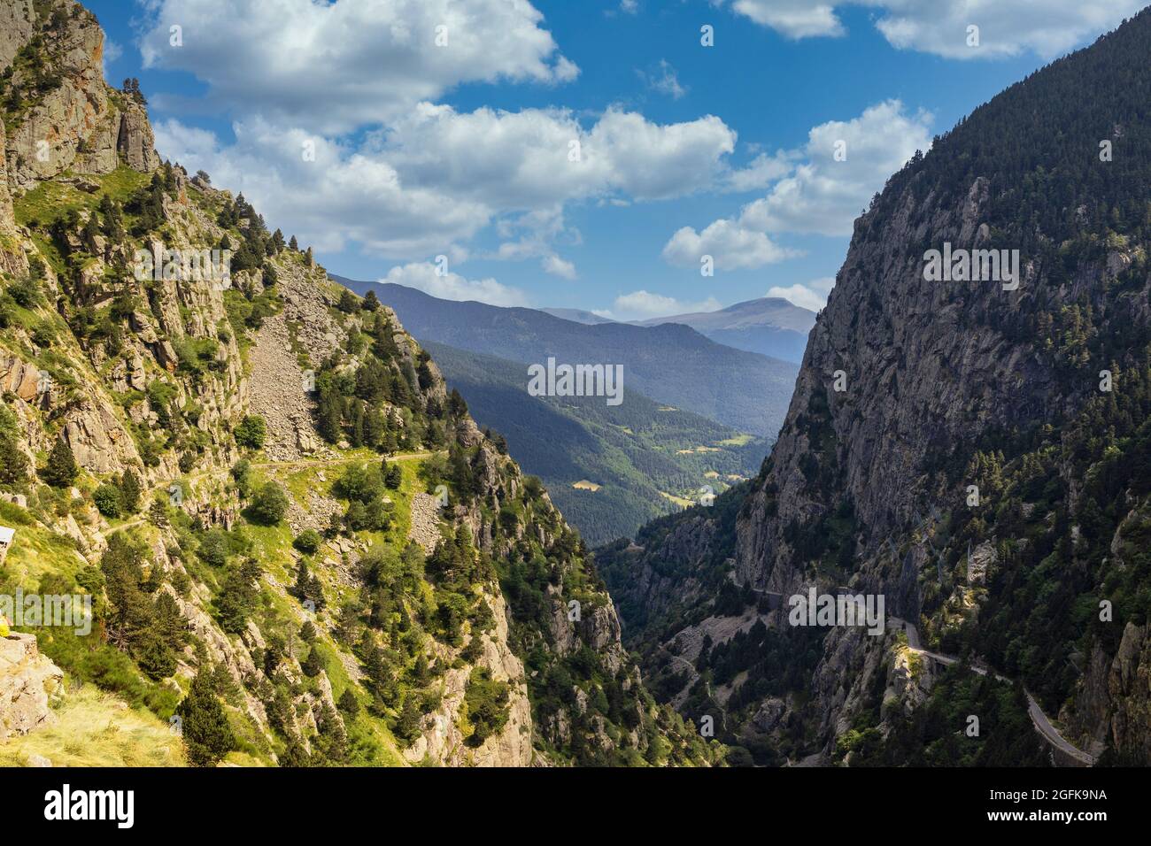 Parc national de Vall de nuria (Vallée de Nuria) en Catalogne en Espagne par une journée nuageux Banque D'Images