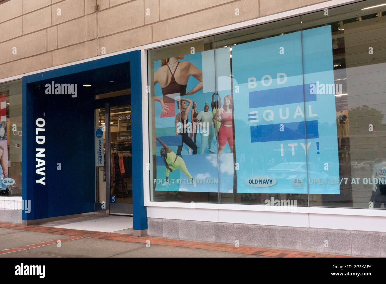 Publicités de vitrine dans un magasin Old Navy promouvant l'égalité du corps. À Bayside, Queens, New York. Banque D'Images