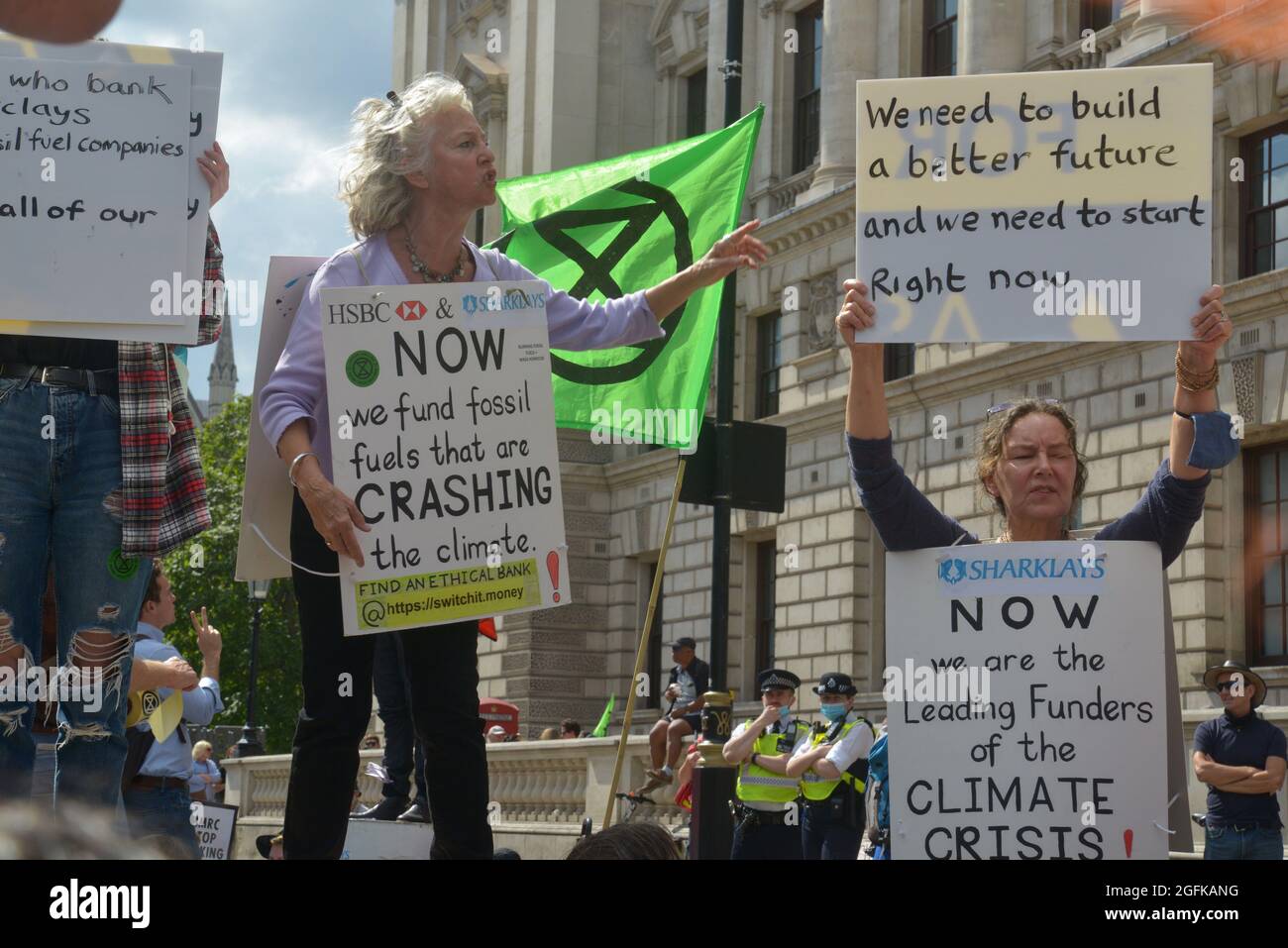 XR manifestants tenant des plaques devant le HM Revenue and Customs sur Whitehall pendant la manifestation. Banque D'Images