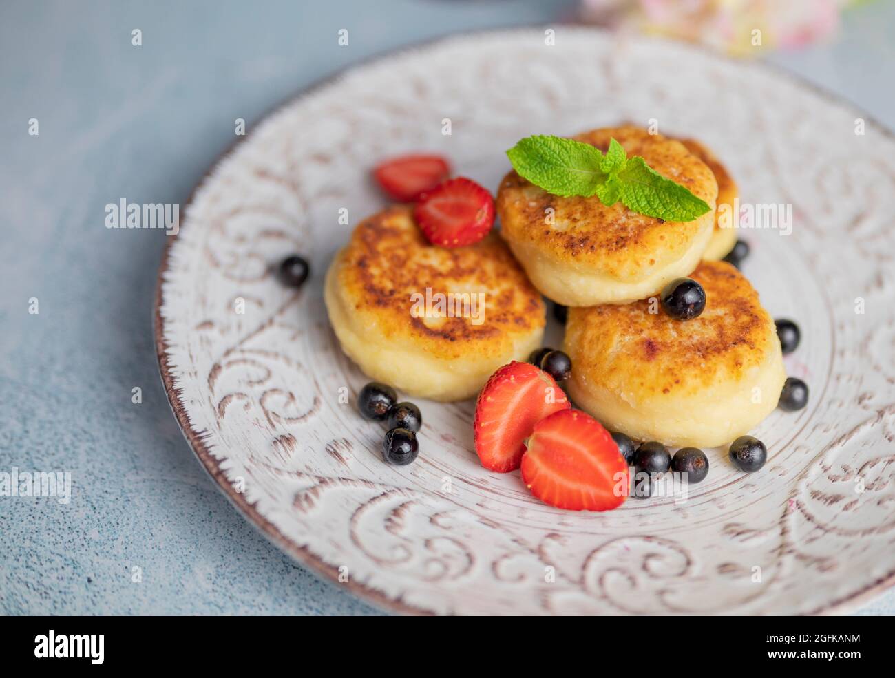 cheesecakes pour le petit déjeuner avec baies dans un restaurant Banque D'Images