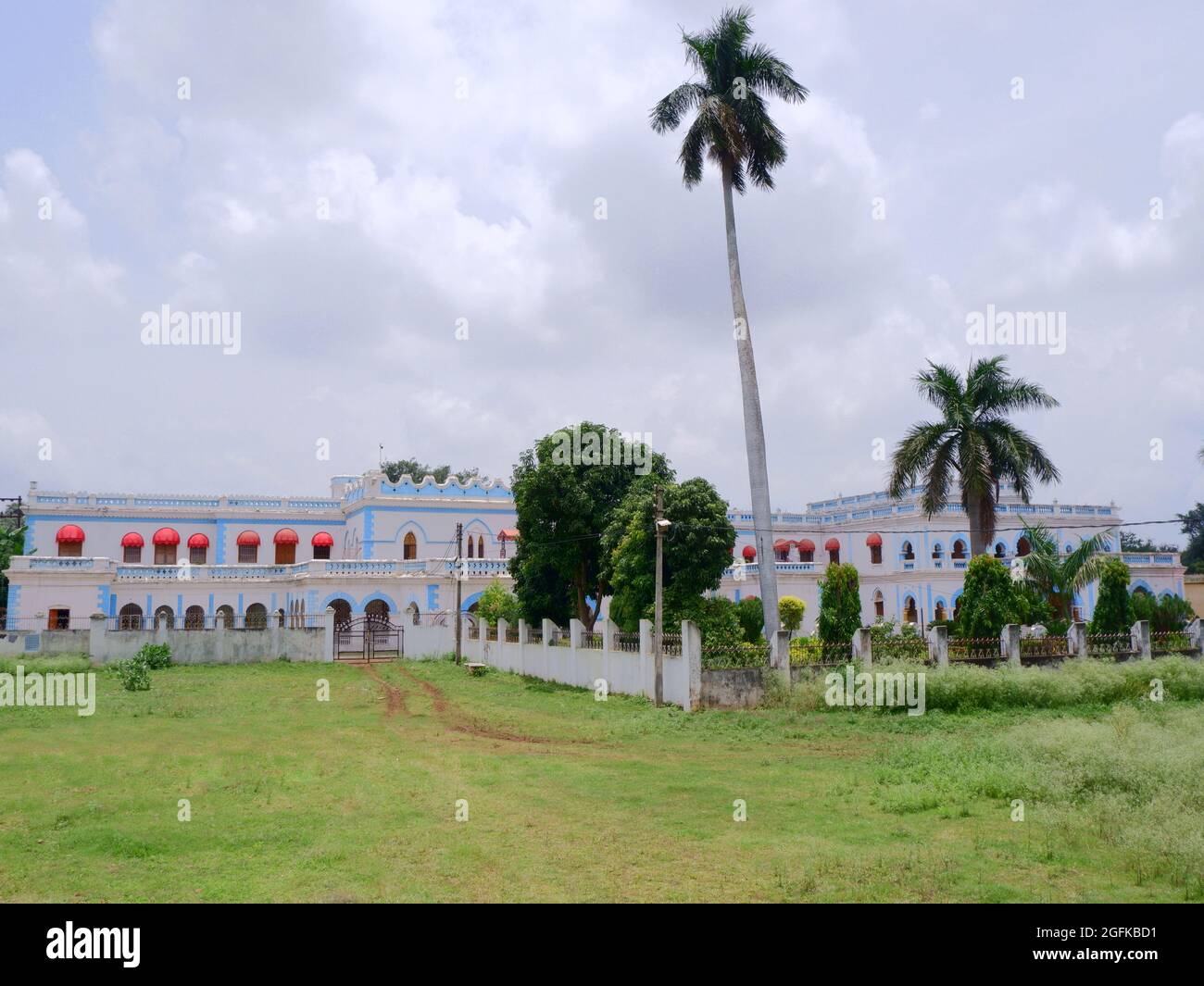 Vue complète sur Bastar Palace, Jagdalpur, Chhatisgarh, Inde. Siège de Bastar kingdom. Le Palace est situé juste à côté du temple de Danteshwari Banque D'Images