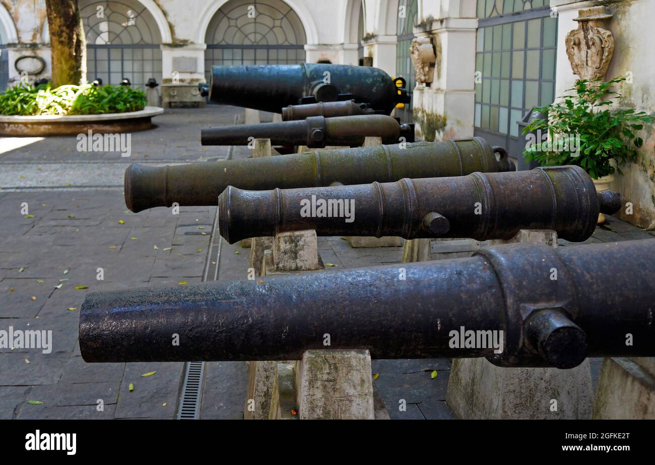 Canons de bronze anciens dans le patio, Rio de Janeiro, Brésil Banque D'Images