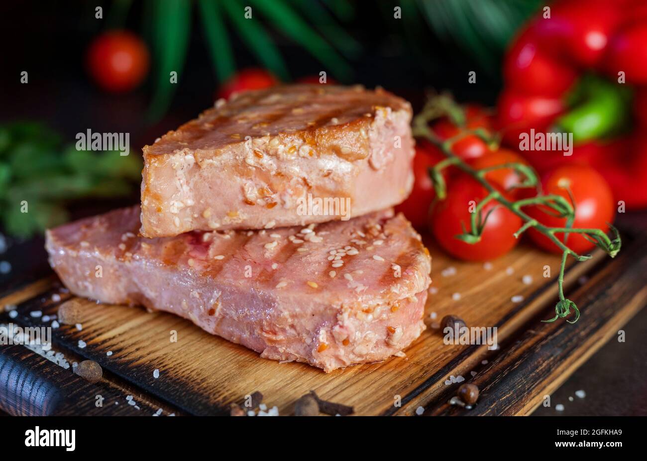 steak de thon grillé avec des légumes sur une assiette dans un restaurant Banque D'Images