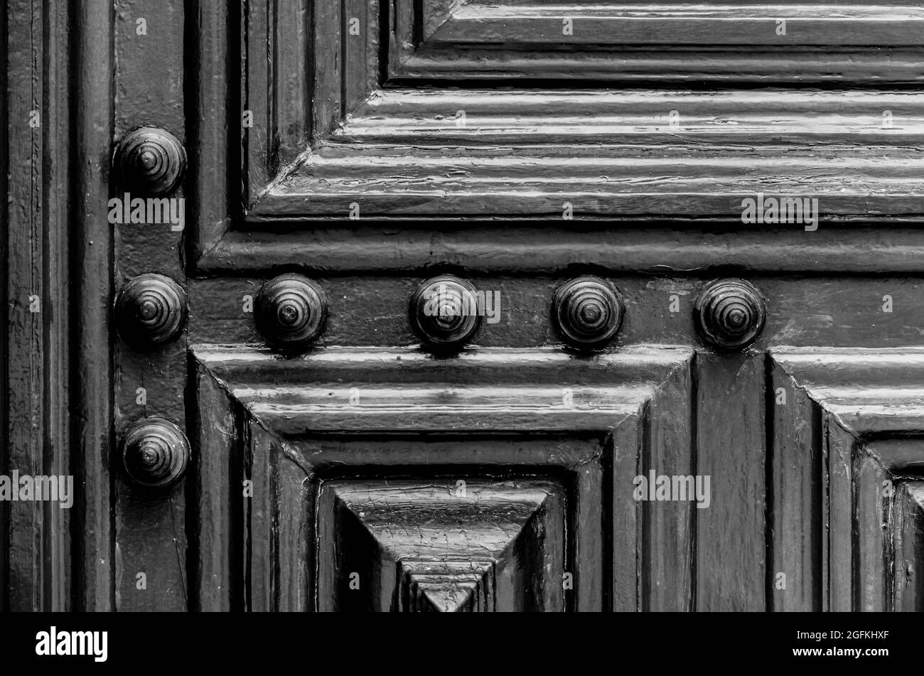 Détail d'une porte ancienne et bien ornée dans le style baroque. Pelourinho, Salvador, Bahia, Brésil. Banque D'Images