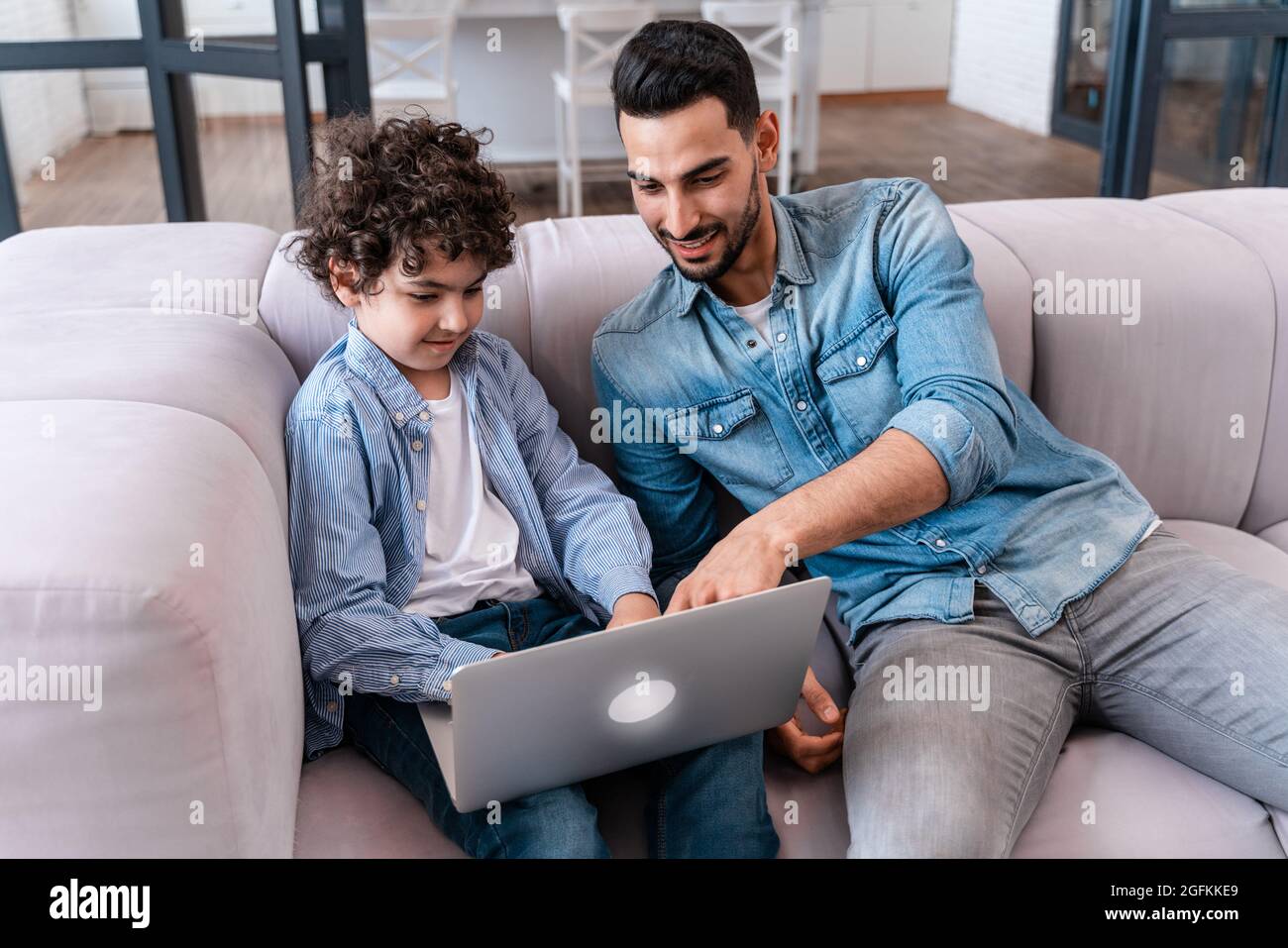 le père et le fils passent du temps ensemble à la maison. Moments de vie en famille arabe Banque D'Images