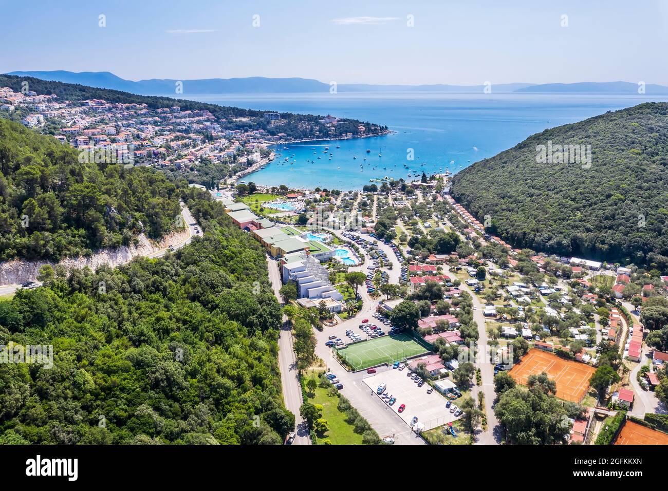 Une vue aérienne ville de Rabac, en arrière-plan île Cres, Istria, Croatie Banque D'Images