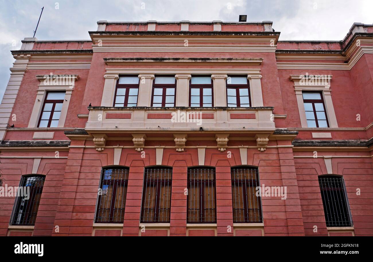 Ancienne façade rouge à Belo Horizonte, Minas Gerais, Brésil Banque D'Images