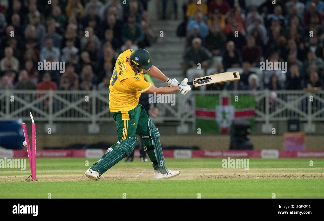 Nottingham, Nottinghamshire, Angleterre, Royaume-Uni. 25 août 2021. Luke Fletcher batting pour les Notts Outlaws est emmenée par Brad Wheal dans les finales du quartier de Blast Vitalial T20 contre les Hawks du Hampshire au terrain de cricket éclairé de Trent Bridge en fin de soirée. Crédit : Alan Beastrall/Alay Live News Banque D'Images