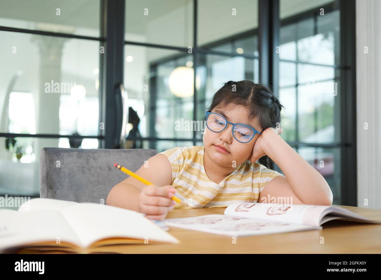 Filles enfants utilisant un ordinateur portable, étudiant en ligne. Banque D'Images