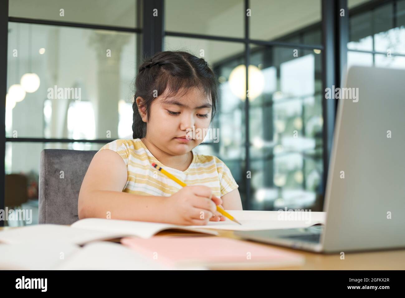 Filles enfants utilisant un ordinateur portable, étudiant en ligne. Banque D'Images
