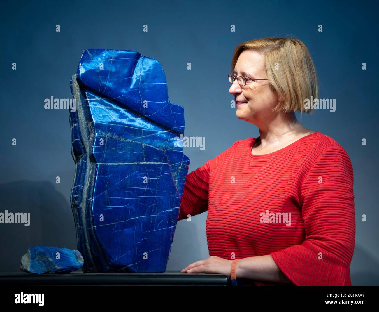 Summers place Auctions, Billingshurst, Sussex, Royaume-Uni. 26 août 2021. Un Lapis Lazuli forme libre, estimé à £7,000-10,000 est inclus dans la prochaine vente aux enchères générale de Summers place le 5 octobre 2021. La principale source de cette roche métamorphique bleu profond, une pierre semi-précieuse, est d'environ 140 mines de type grotte à Badakhshan, en Afghanistan, qui ont été extraites depuis plus de 6000 ans et sont toujours la plus belle source de lapis lazuli au monde. Crédit : Malcolm Park/Alay Live News Banque D'Images