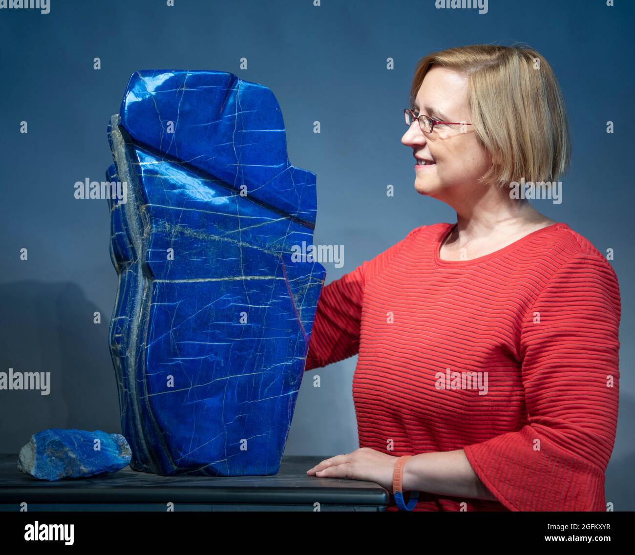 Summers place Auctions, Billingshurst, Sussex, Royaume-Uni. 26 août 2021. Un Lapis Lazuli forme libre, estimé à £7,000-10,000 est inclus dans la prochaine vente aux enchères générale de Summers place le 5 octobre 2021. La principale source de cette roche métamorphique bleu profond, une pierre semi-précieuse, est d'environ 140 mines de type grotte à Badakhshan, en Afghanistan, qui ont été extraites depuis plus de 6000 ans et sont toujours la plus belle source de lapis lazuli au monde. Crédit : Malcolm Park/Alay Live News Banque D'Images