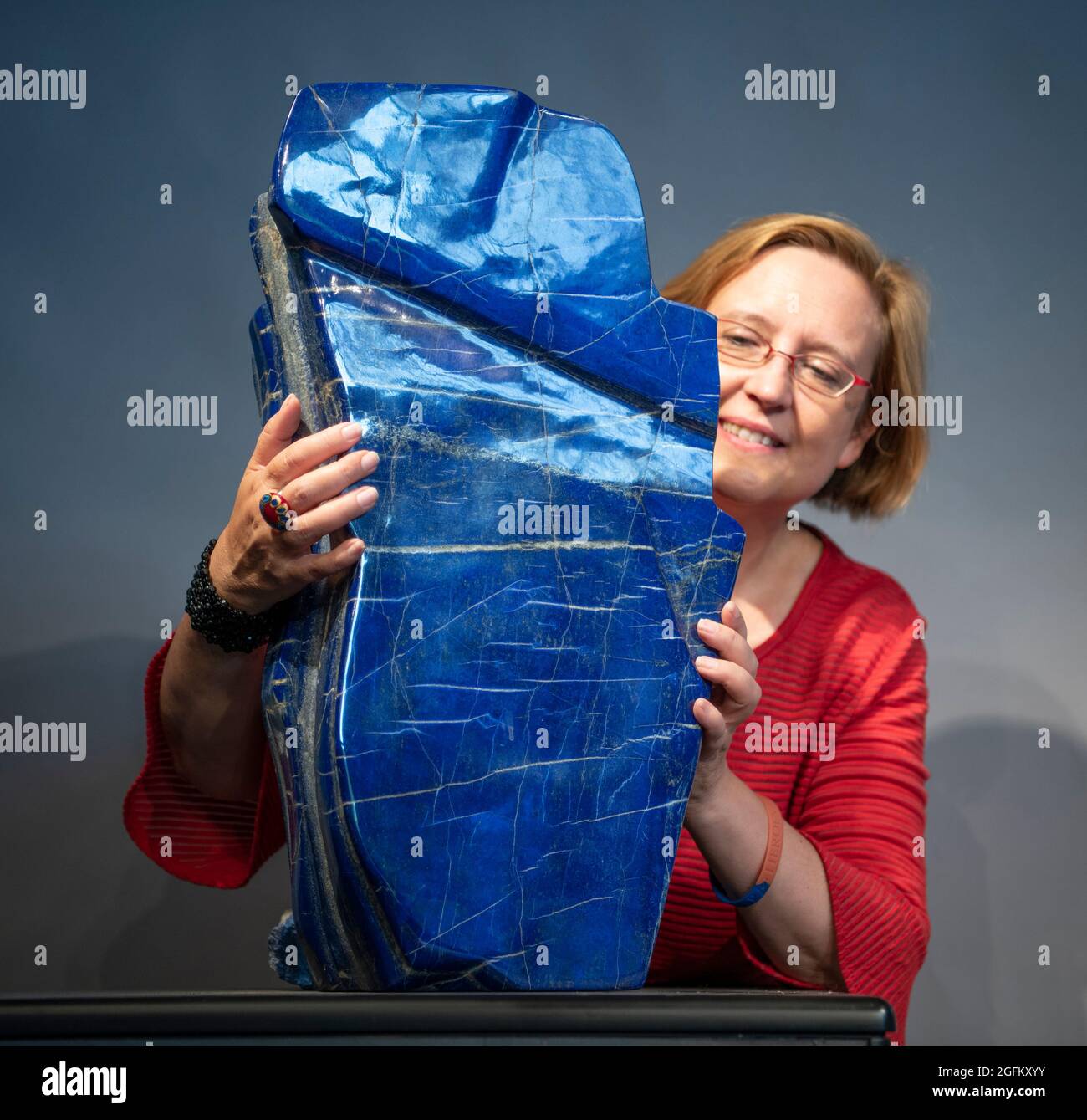 Summers place Auctions, Billingshurst, Sussex, Royaume-Uni. 26 août 2021. Un Lapis Lazuli forme libre, estimé à £7,000-10,000 est inclus dans la prochaine vente aux enchères générale de Summers place le 5 octobre 2021. La principale source de cette roche métamorphique bleu profond, une pierre semi-précieuse, est d'environ 140 mines de type grotte à Badakhshan, en Afghanistan, qui ont été extraites depuis plus de 6000 ans et sont toujours la plus belle source de lapis lazuli au monde. Crédit : Malcolm Park/Alay Live News Banque D'Images